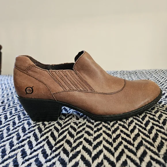 BORN 'Rissa' Handcrafted Footwear Tan Leather Short-Heeled Ankle Boots: Size 9 - Picture 11 of 12